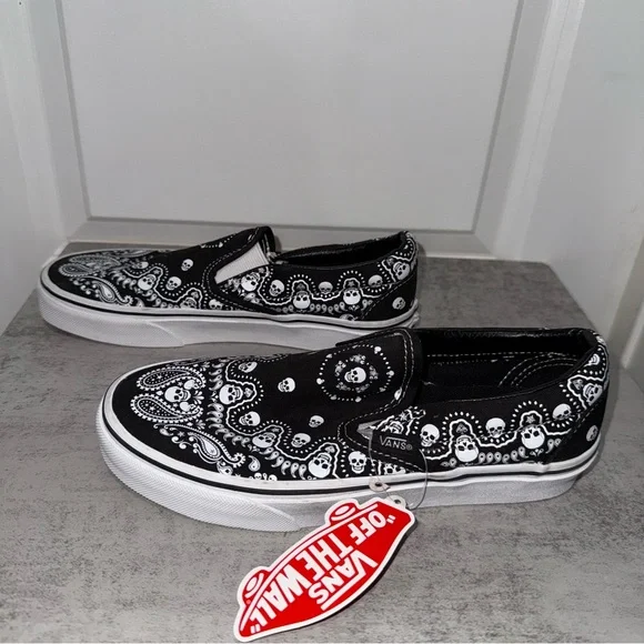 Black & White Vans - 4.5 Men / 6 Women - Picture 4 of 7